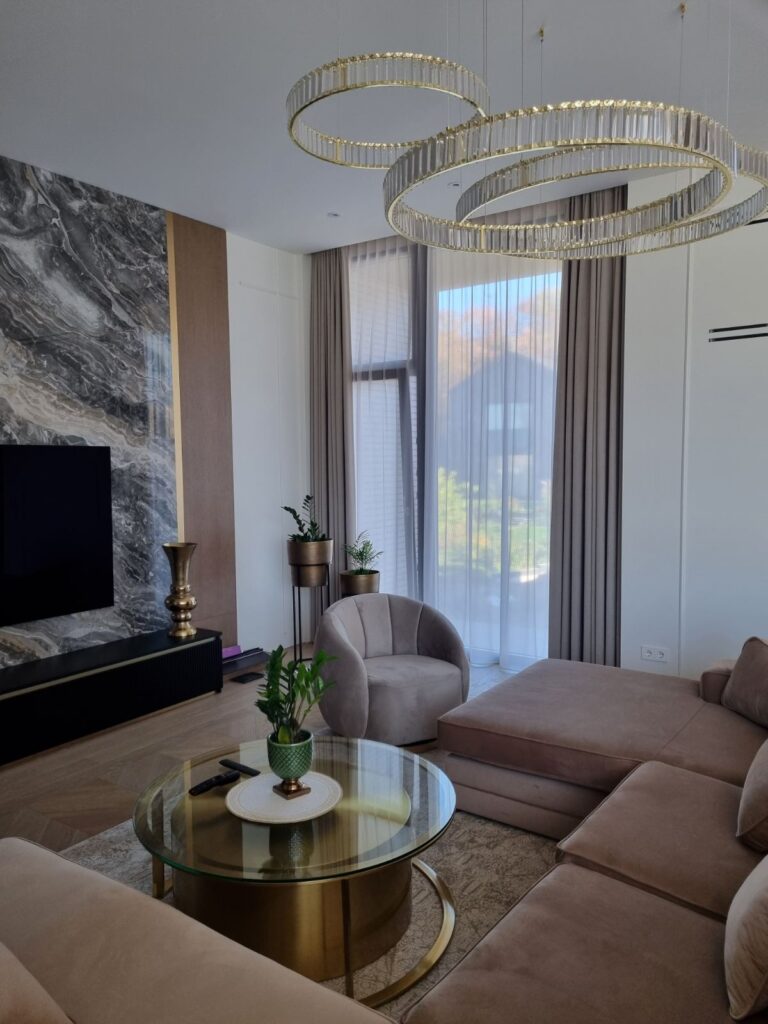 Naktinės ir dieninės užuolaidos svetainėje